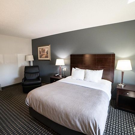 Quality Inn & Suites Watertown Near Prairie Lakes Ice Arena Экстерьер фото
