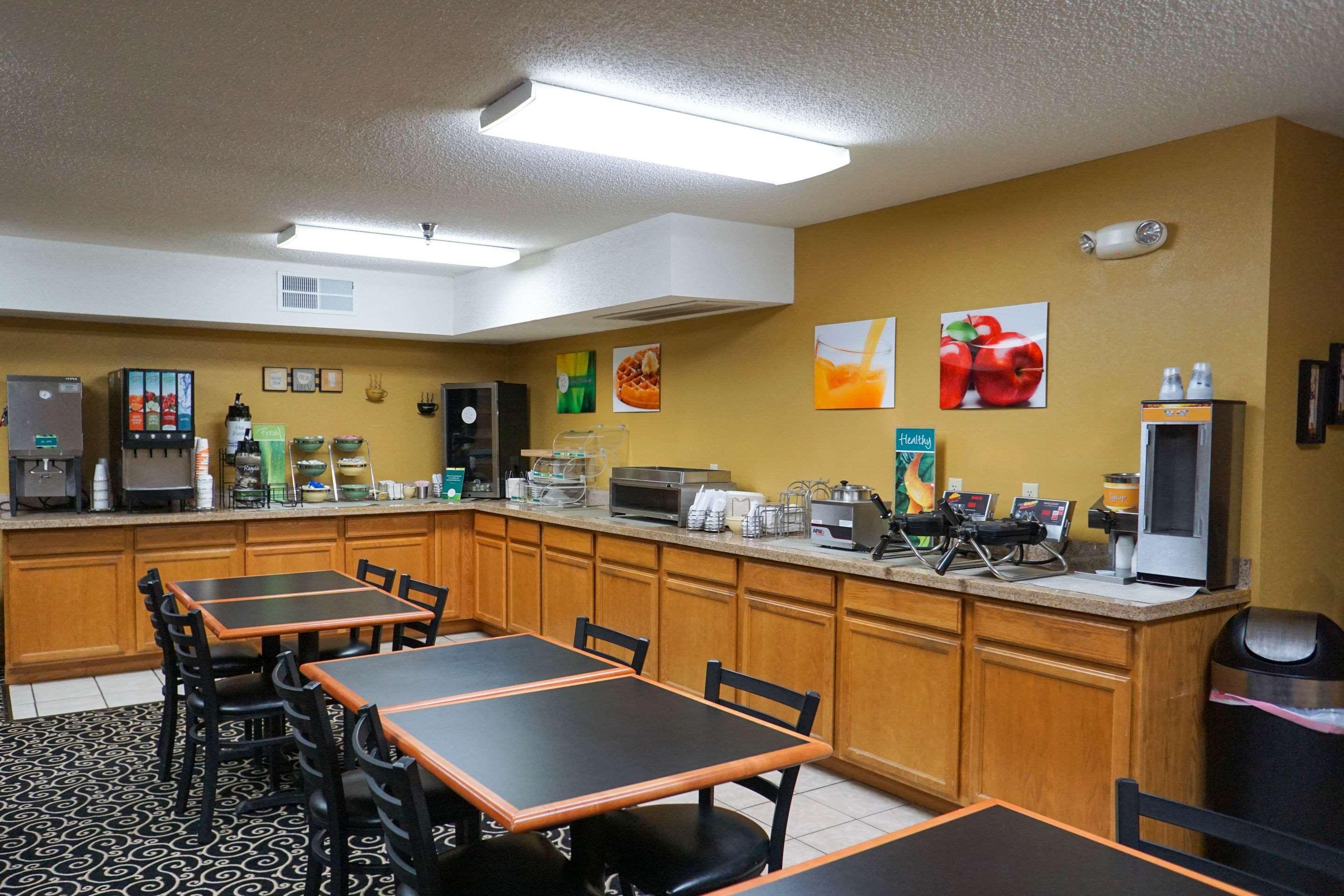 Quality Inn & Suites Watertown Near Prairie Lakes Ice Arena Экстерьер фото