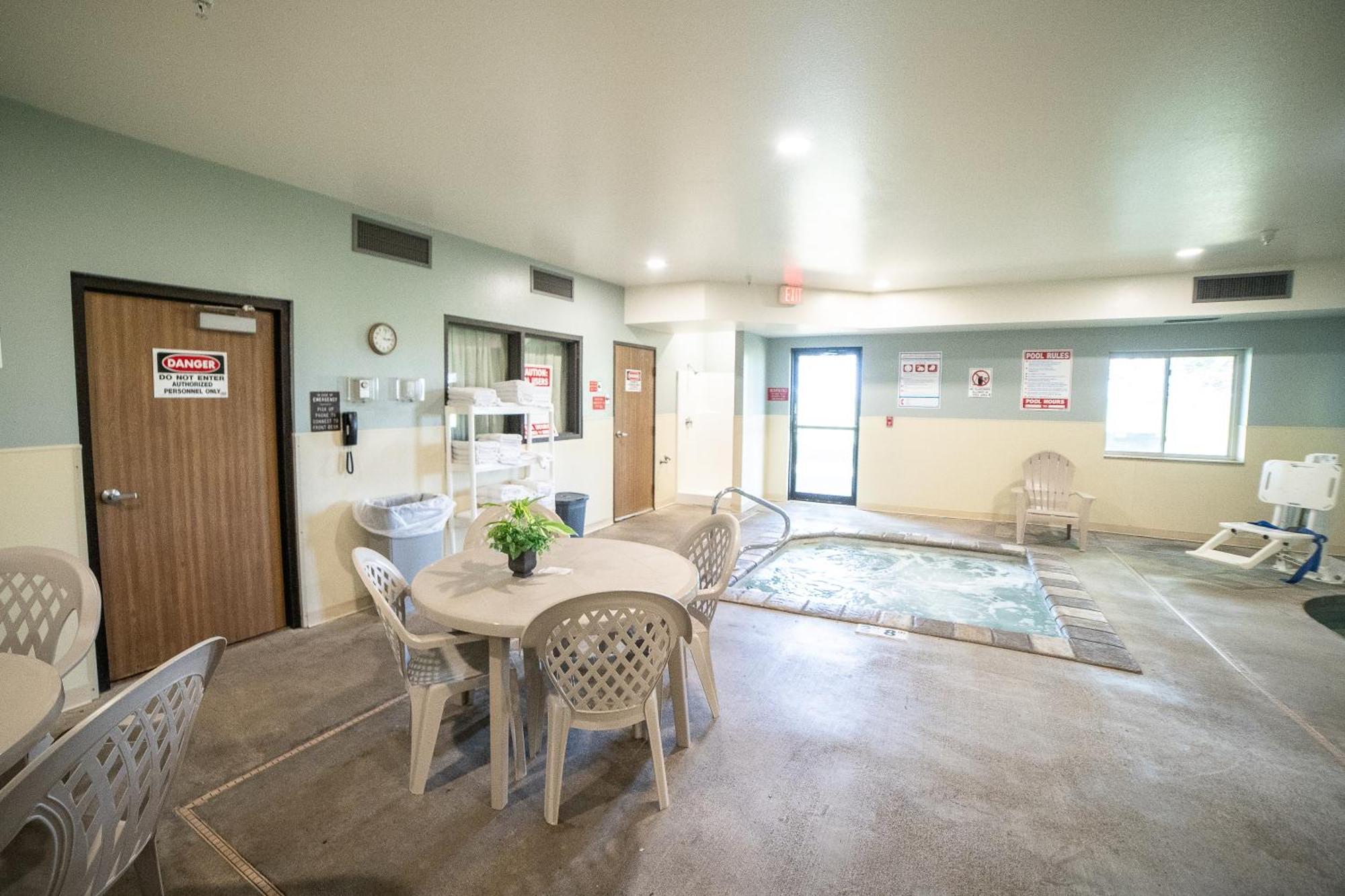 Quality Inn & Suites Watertown Near Prairie Lakes Ice Arena Экстерьер фото