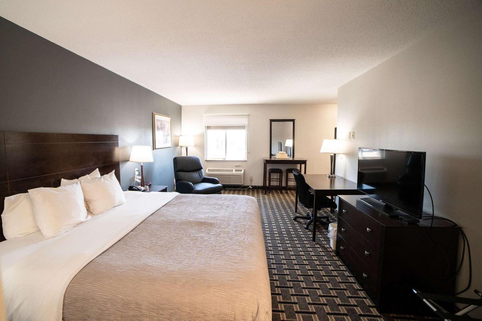 Quality Inn & Suites Watertown Near Prairie Lakes Ice Arena Экстерьер фото