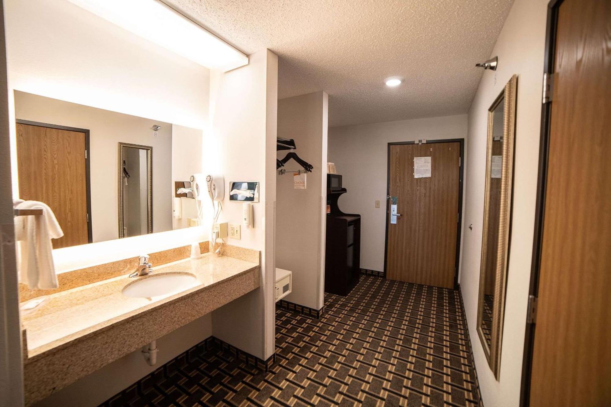 Quality Inn & Suites Watertown Near Prairie Lakes Ice Arena Экстерьер фото