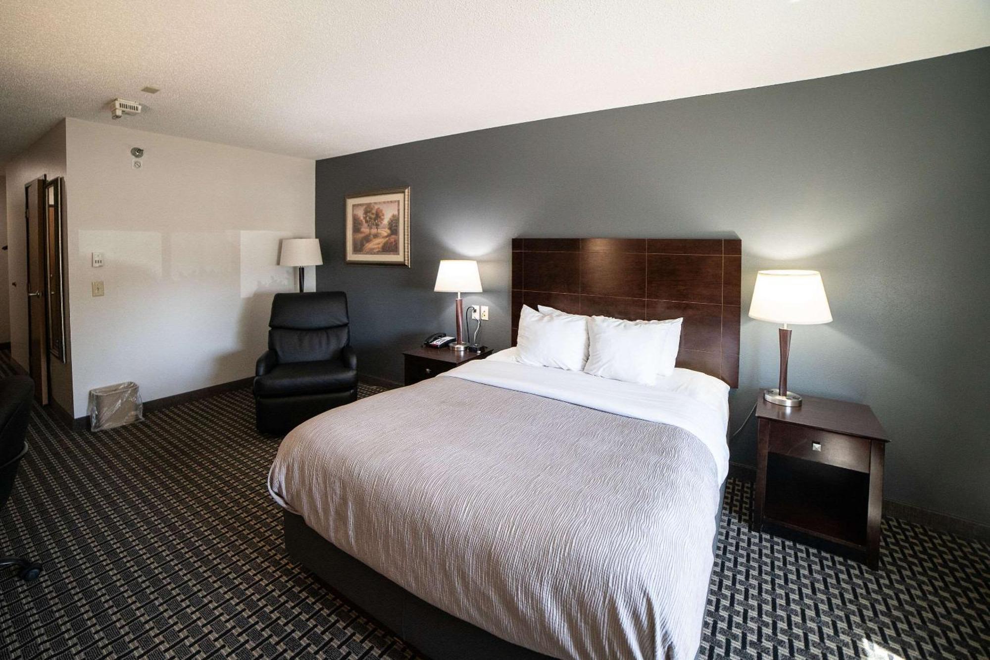 Quality Inn & Suites Watertown Near Prairie Lakes Ice Arena Экстерьер фото