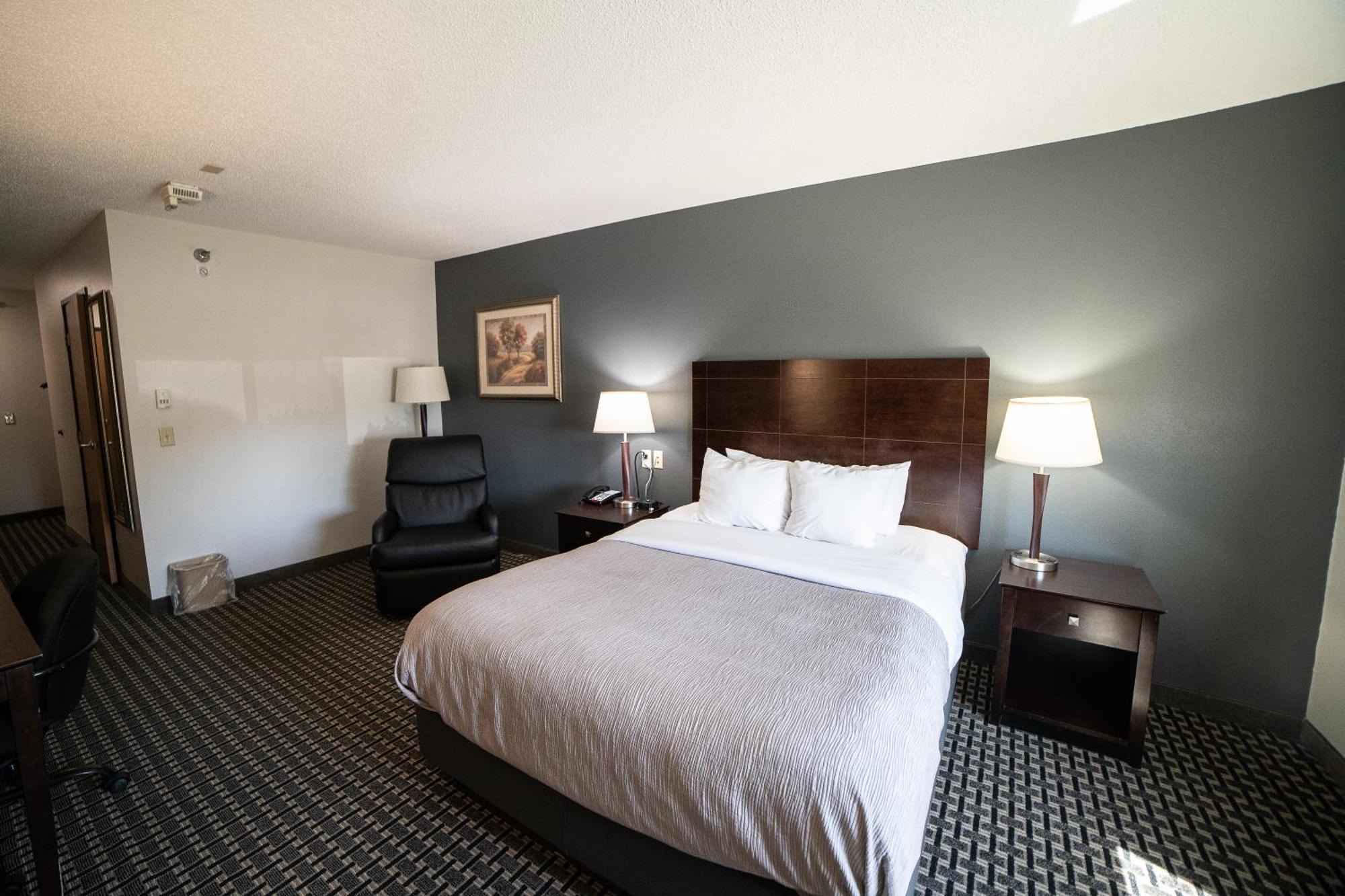 Quality Inn & Suites Watertown Near Prairie Lakes Ice Arena Экстерьер фото