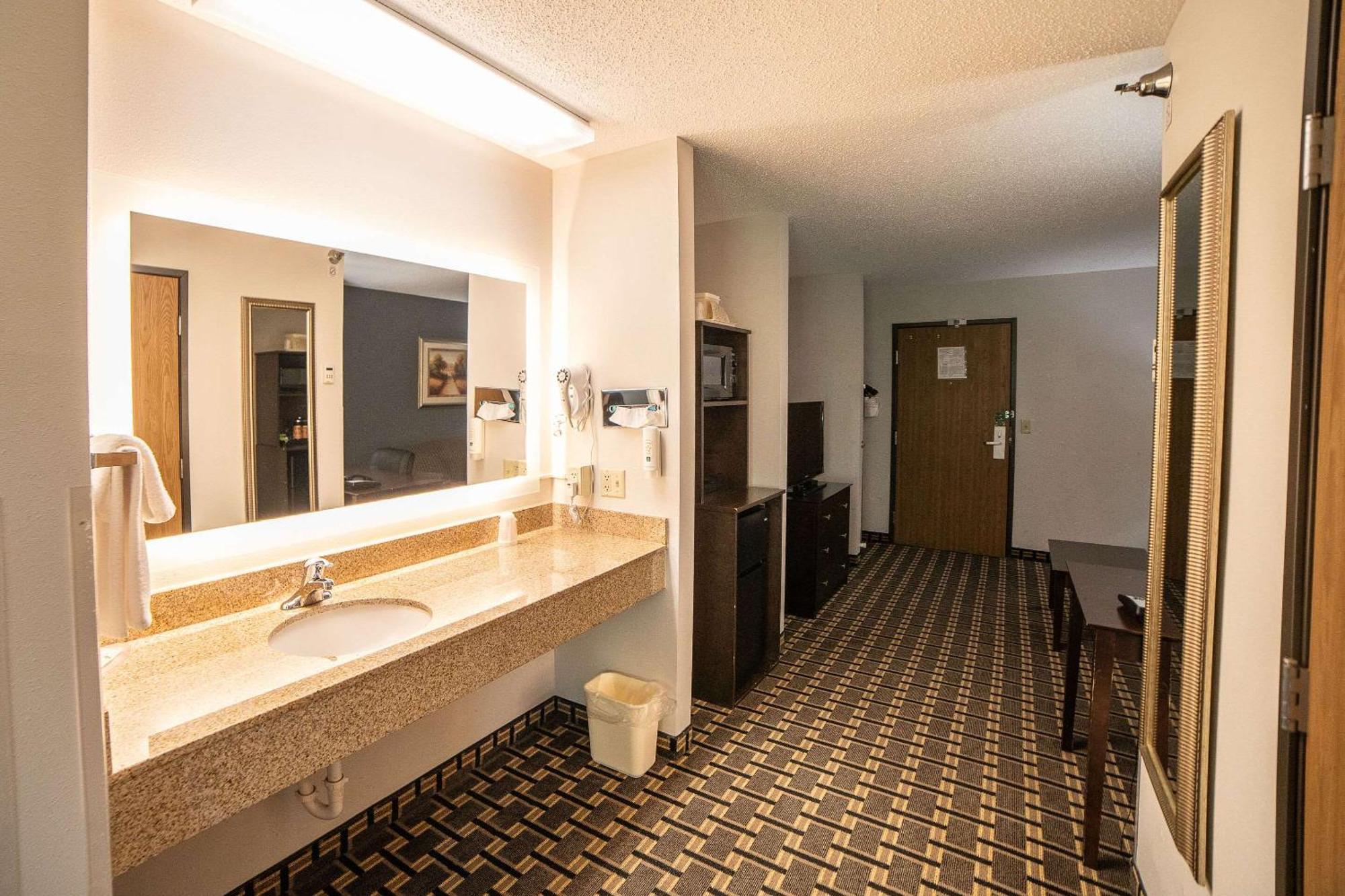 Quality Inn & Suites Watertown Near Prairie Lakes Ice Arena Экстерьер фото